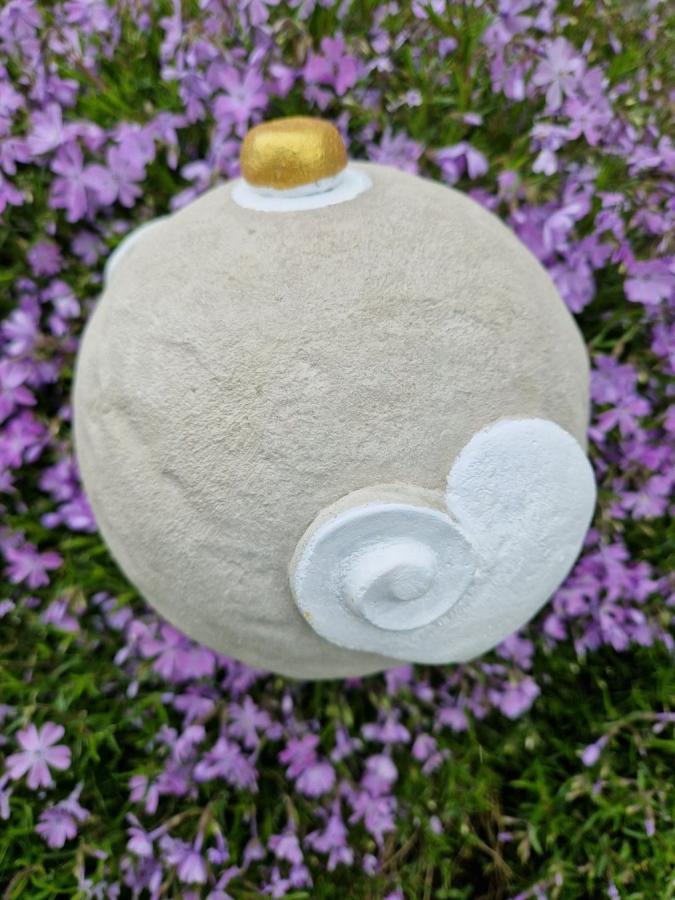 betonkugel-mit-2-herzen-d-18cm-hohe-52cm.jpg